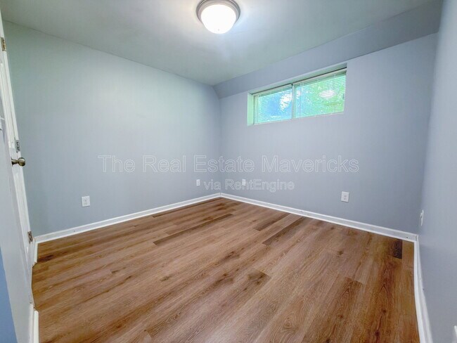 Building Photo - 409 Longview Dr