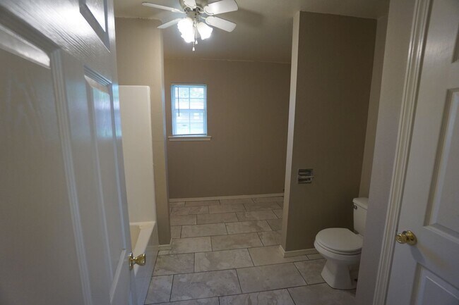 Building Photo - 3 Bed 2 Bath Total Electric House