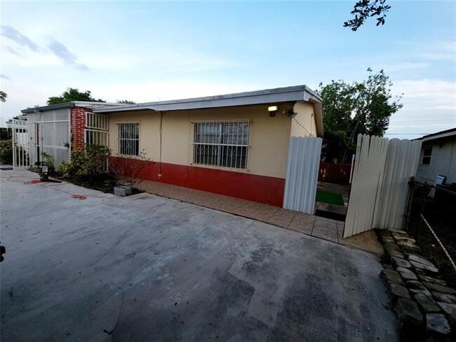 Primary Photo - 3962 NW 170th St