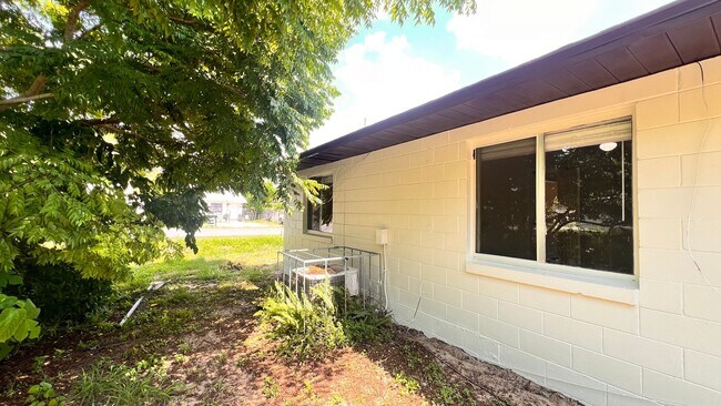 Building Photo - Spacious 2 Bed / 1 Bath Duplex in West Orl...