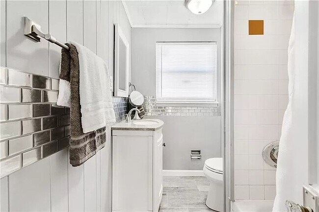 Building Photo - 2 bed 1 bath - newly updated top to bottom...