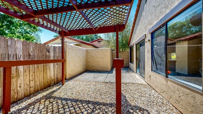 Building Photo - Bright and Beautiful 2 Bedroom 2 Full Bath...