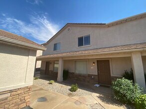Building Photo - "Charming 3-Bedroom Townhouse with 2.5 Bat...