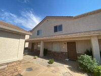 Building Photo - End Unit Townhome with 3 beds 2.5 baths.