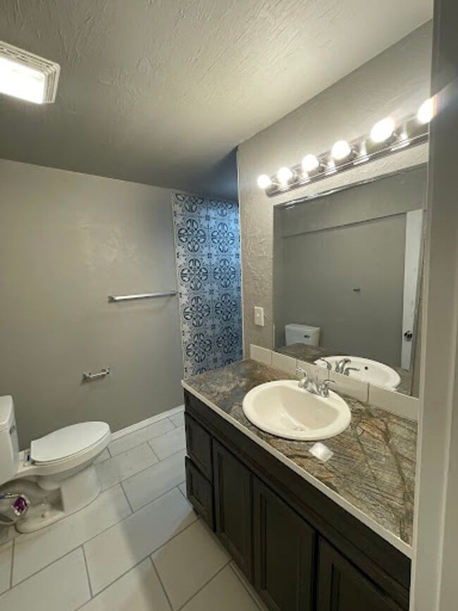 Building Photo - 3 bed 3 bath for rent