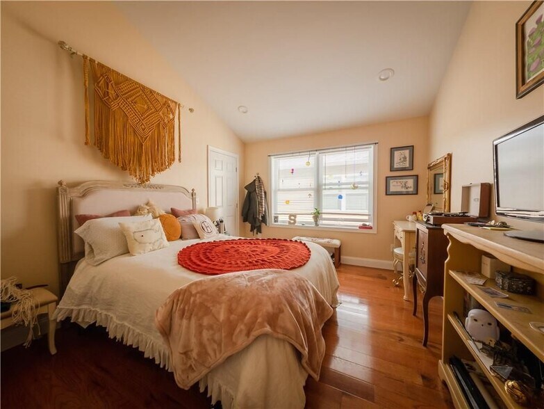 Building Photo - 74 Pitman St