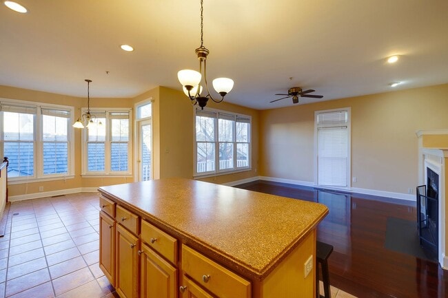 Building Photo - Luxury Townhome in the Heart of the Kentlands