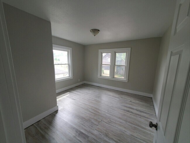 Building Photo - 511 Umatilla St SE