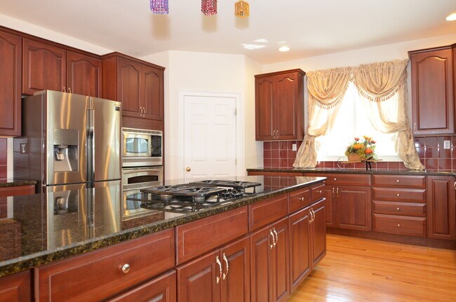 Building Photo - 4 Summit Way