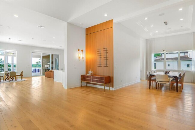 Building Photo - 15023 Pendio Dr