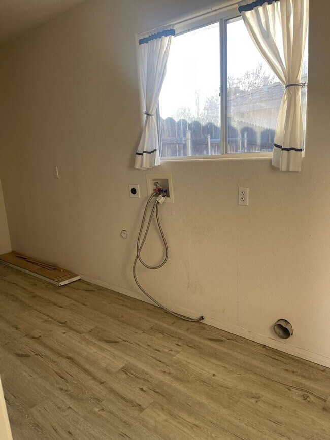 Building Photo - Occupied - 2 bedroom 2 bath in Aspen Shadows Contact Property Pros Property Management for more d...