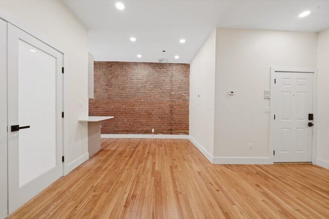 Building Photo - 213 York St