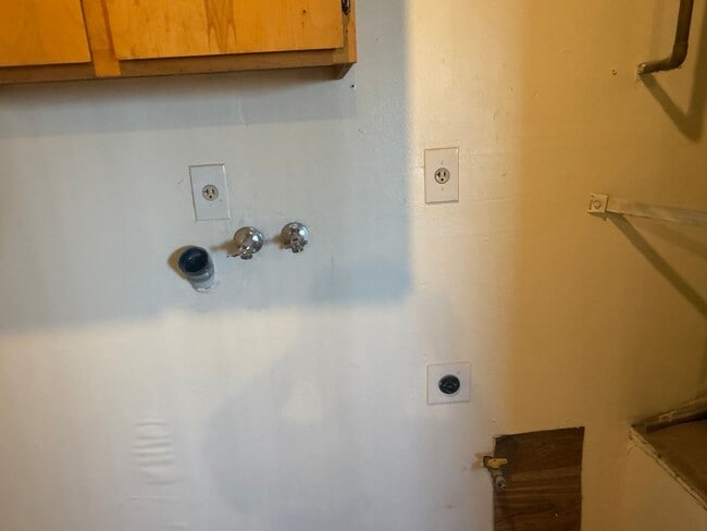 Building Photo - Hesperia Duplex-Spacious 2 Bedrooms, 1 Bat...