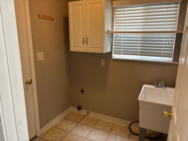 Building Photo - 4 bedroom 2.5 bath in NW Suburban Reno