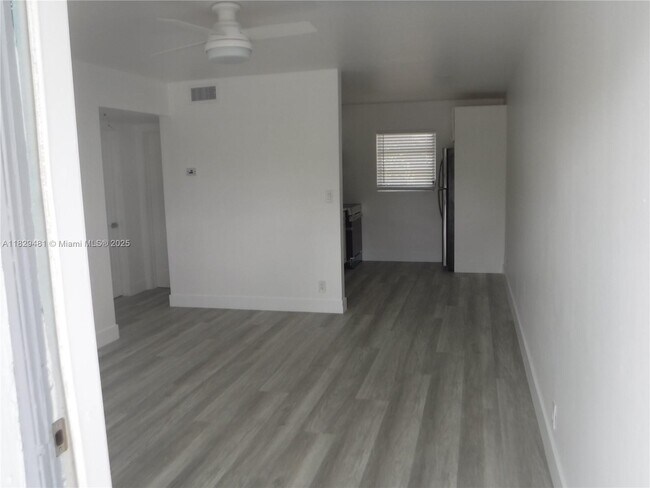Building Photo - 1045 NE 39th Dr