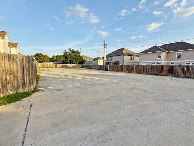 Building Photo - 910 Fairview Ave