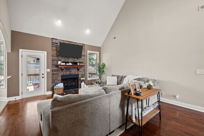 Building Photo - Pet Friendly Four Bedroom with Bonus!