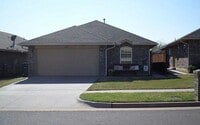 Building Photo - Great 3/2 off of S Czech Hall Rd
