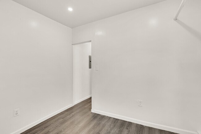 Building Photo - 810 Otis Pl NW