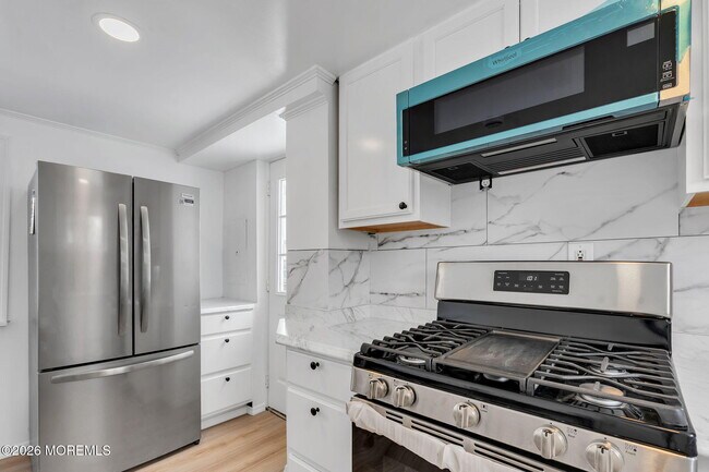 Building Photo - 12 Main St