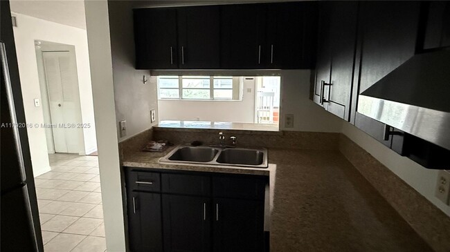 Building Photo - 1032 Twin Lakes Dr