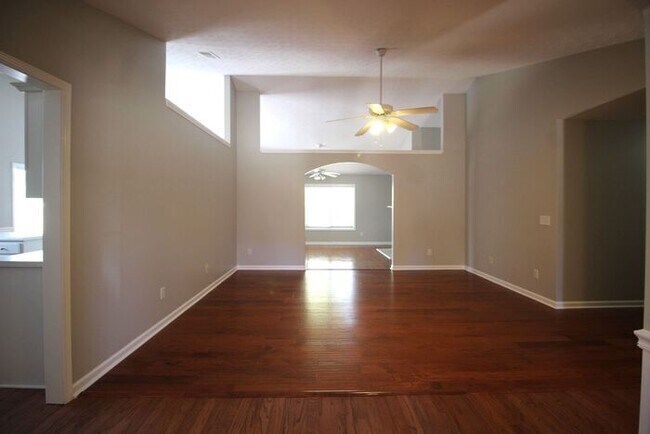Building Photo - Huge Ranch home!