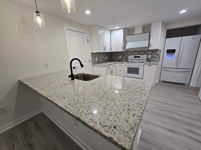 Building Photo - 200 Towne Overlook Dr