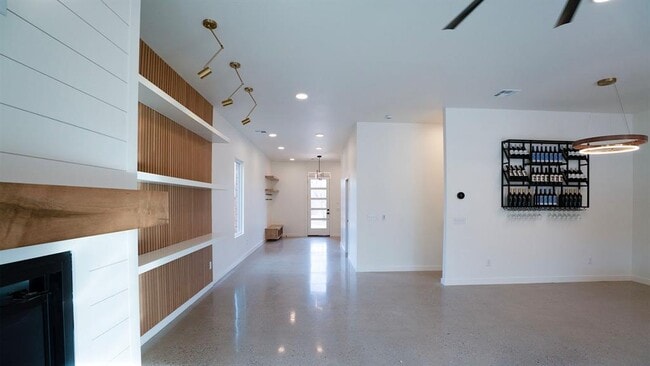 Building Photo - 605 N Idaho Ave