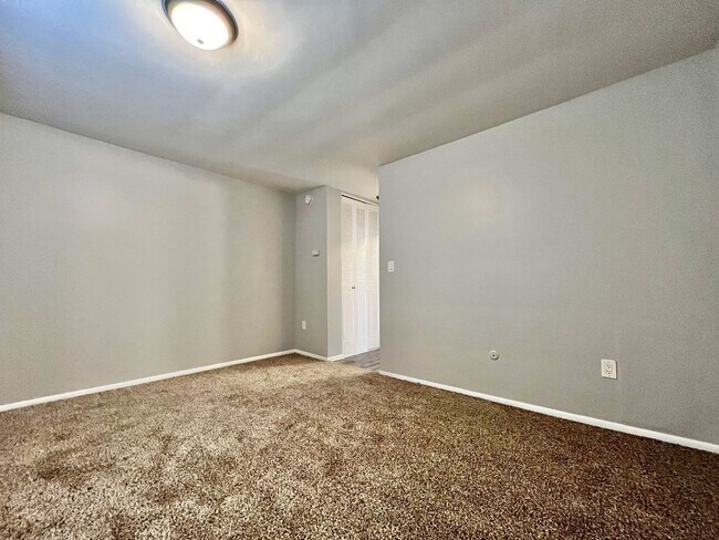 Building Photo - 508 Woodridge St NE