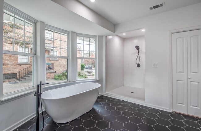 Building Photo - Elegant Midtown Memphis Single-Family Home...