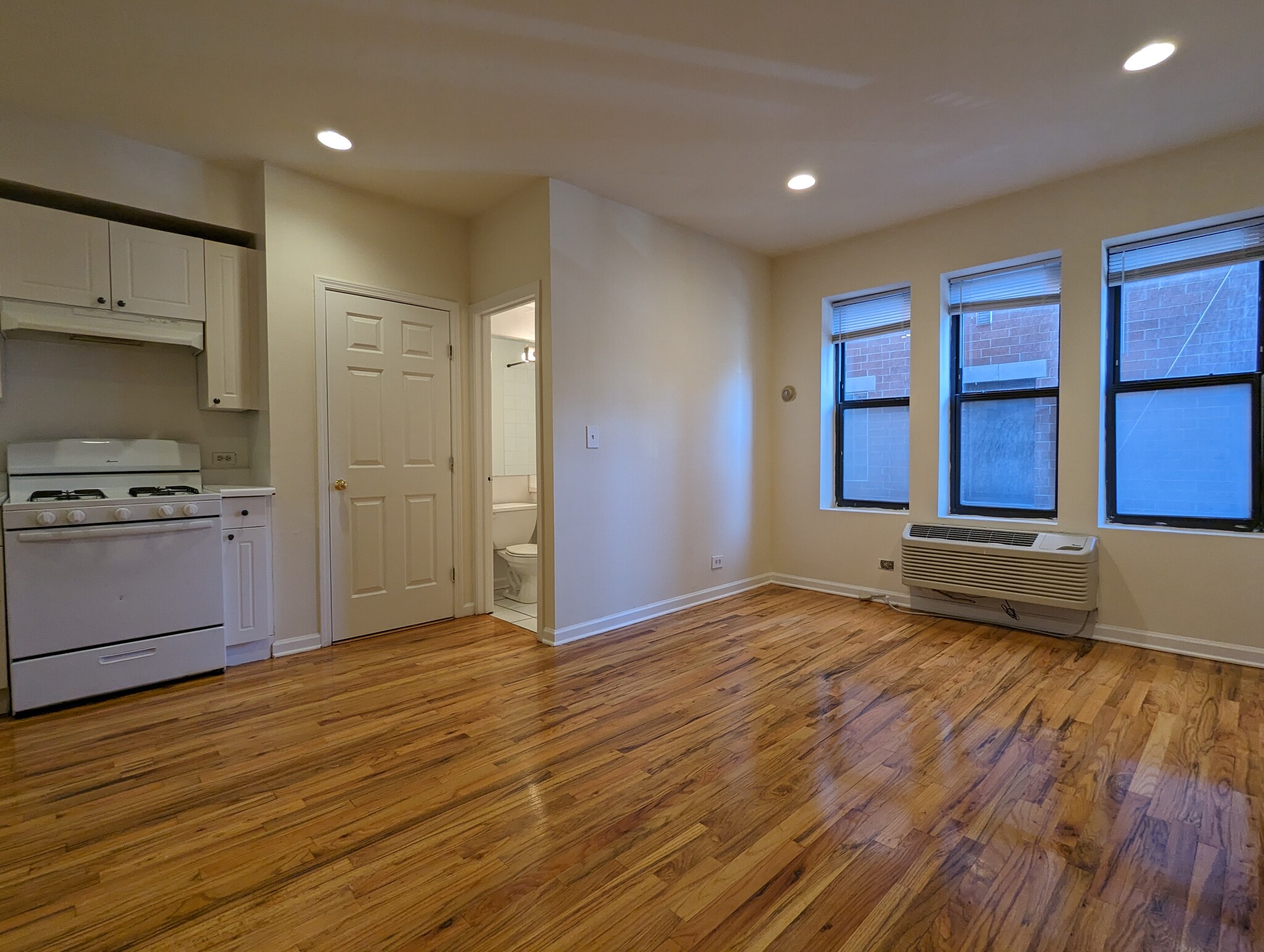 Building Photo - 912 W Dakin St