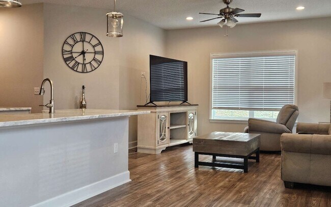 Building Photo - 137 SW Grand Magnolia Gln