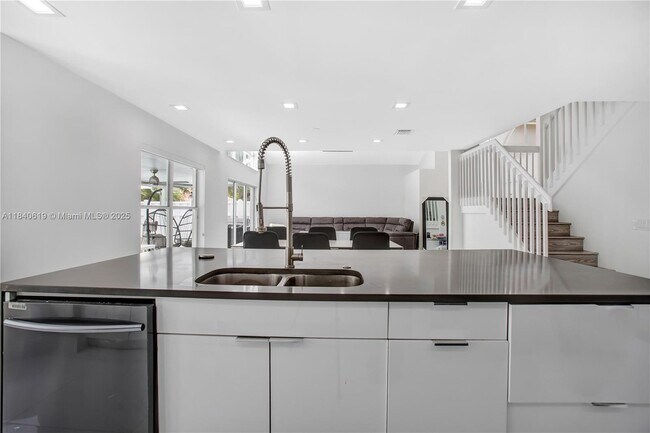 Building Photo - 3432 SW 49th St