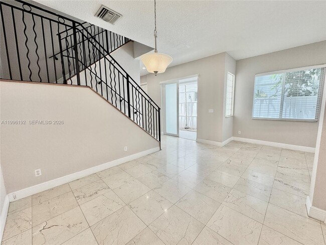 Building Photo - 504 SW 4th Ave