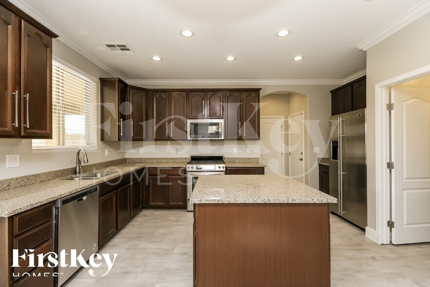 Building Photo - 837 E Cierra Cir