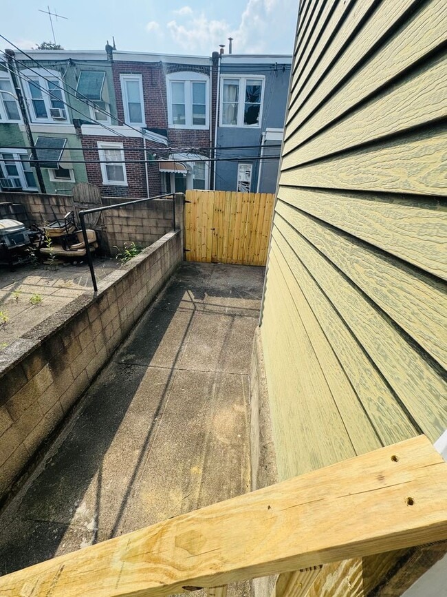 Building Photo - Remodeled 3bd/1 House with Rear yard!! SEC...