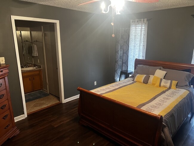 Building Photo - 878 W Hawthorne Rd