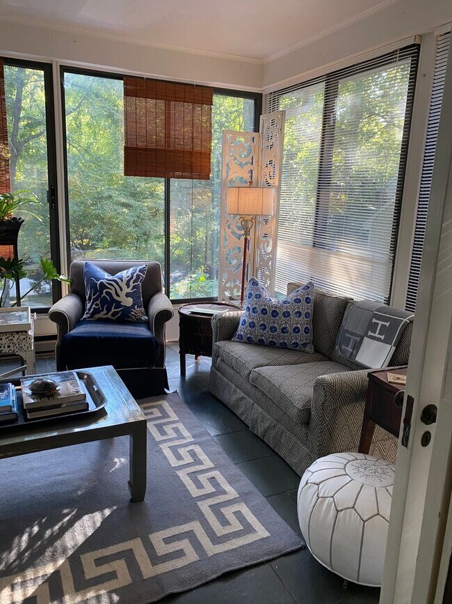 Building Photo - Old Luxury in Irving Park
