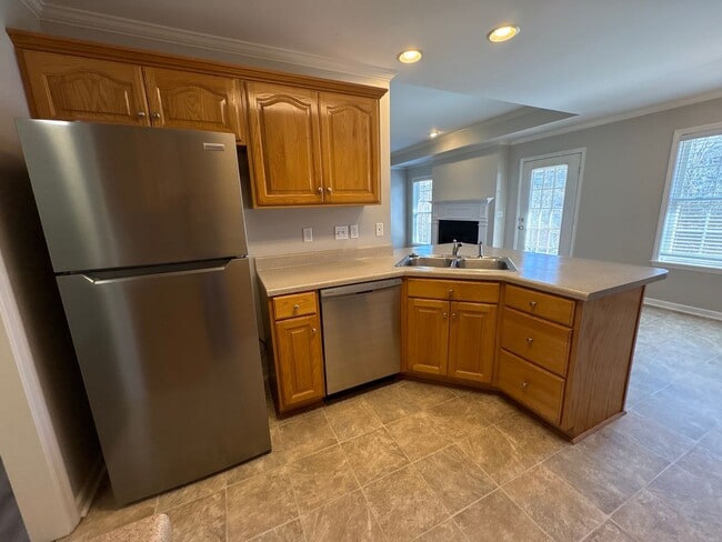 Building Photo - Spacious 3 Bedroom Home In Manchester...