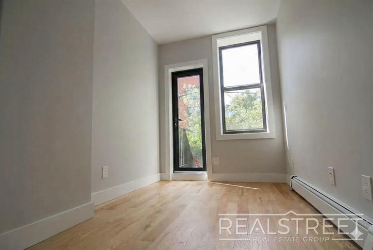 Building Photo - Putnam Avenue