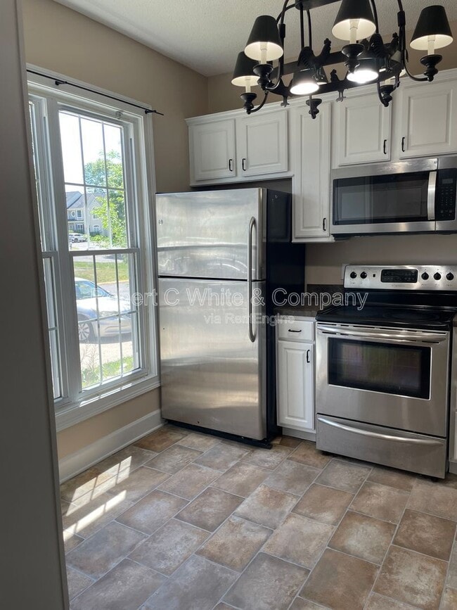 Building Photo - 402 Cambridge Cmns