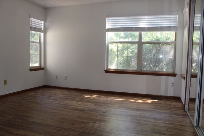 Building Photo - Gorgeous 2 Story End Unit in Lakewood!
