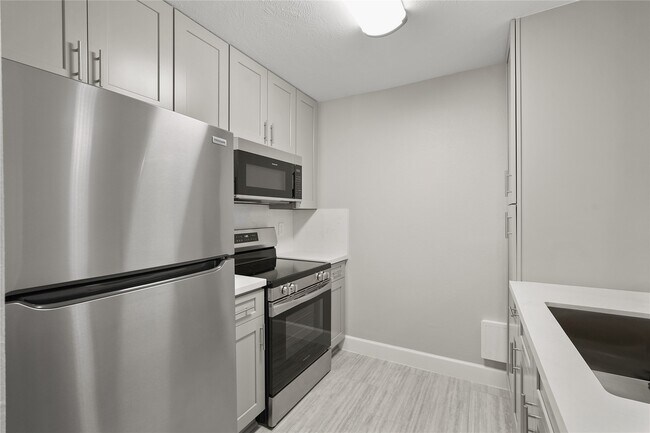 Building Photo - 2121 Fountain View Dr