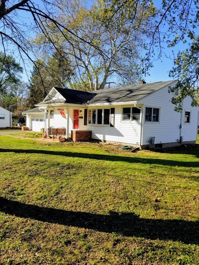 Building Photo - Beautiful 3 Bedroom, 2 Bathroom Home with Basement & 2-Car Garage