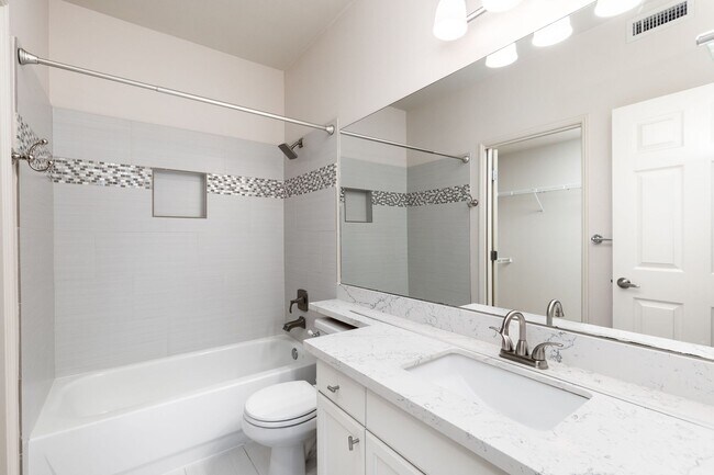 Building Photo - Beautifully Updated 2 Bedroom 2 Bath Sammamish Condo in Sundance at Klahanie!