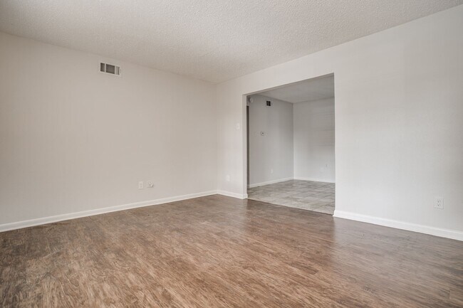 Building Photo - Cozy 3BD Home with Functional Features and...