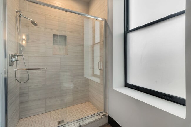 Building Photo - 6 E Downer Pl