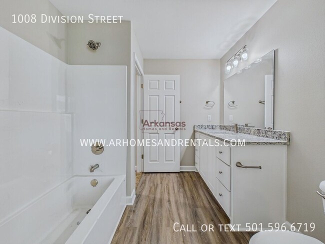 Building Photo - 1008 Division St