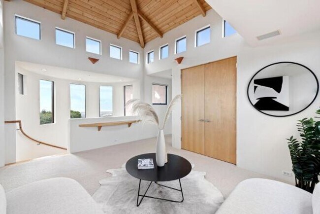 Building Photo - Luxury Living Above The Bay -- Iconic views!