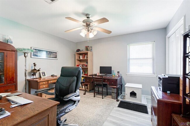 Building Photo - Beautiful 3BR/2BA Home with Sunroom, Formal Dining & Large Backyard